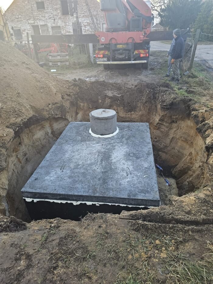 Montáž těsné betonové jímky pomocí jeřábu HDS. Realizace pro klienta z Nové Město na Moravě