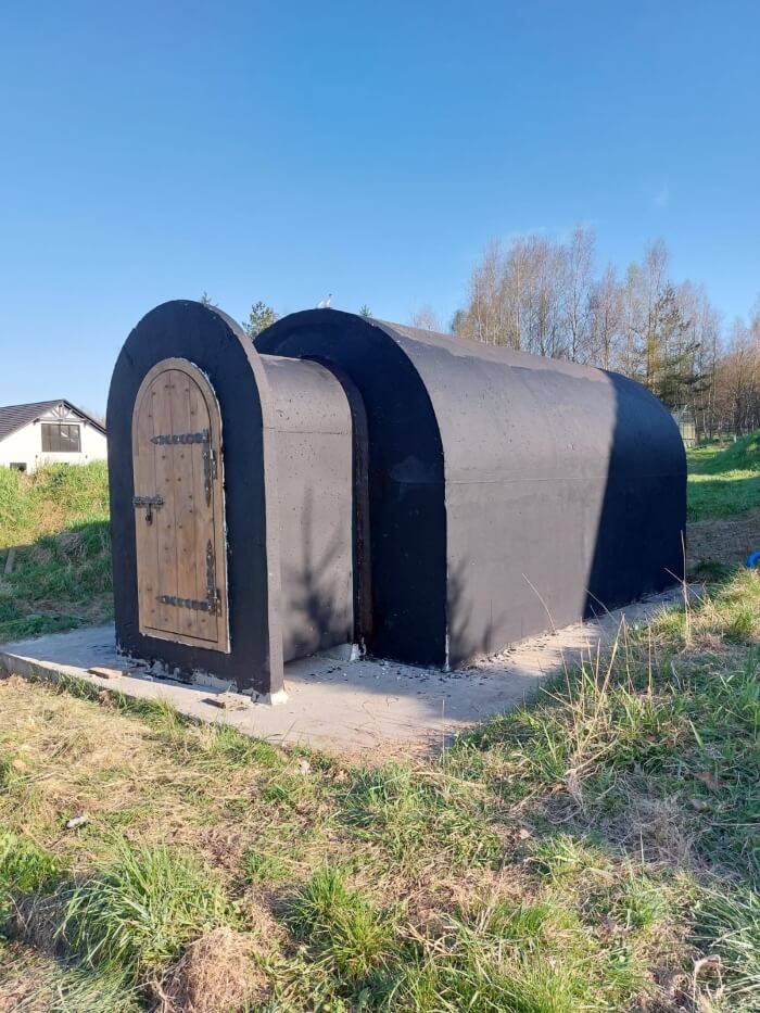Hotový zahradní sklípek s předsíní, nainstalovaný na pozemku klienta v Nové Město na Moravě
